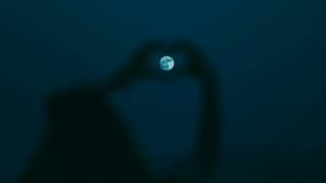 Quick-Reference Guide: How Each Moon Sign Shows They’re Falling in Love